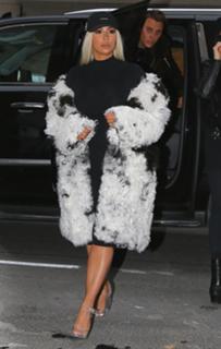 Kim Kardashian feet photo thumbnail