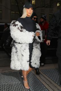 Kim Kardashian feet photo thumbnail