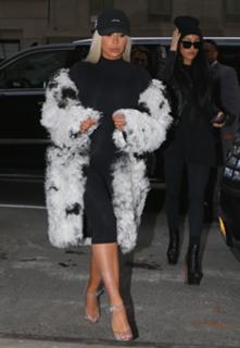 Kim Kardashian feet photo thumbnail