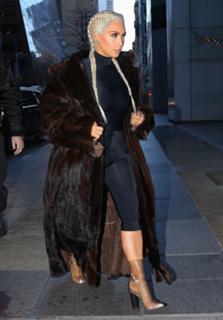 Kim Kardashian feet photo thumbnail