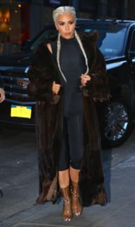 Kim Kardashian feet photo thumbnail