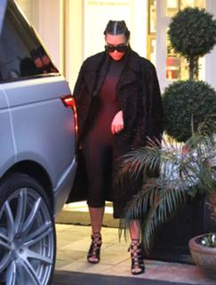 Kim Kardashian feet photo thumbnail