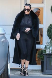 Kim Kardashian feet photo thumbnail