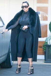 Kim Kardashian feet photo thumbnail