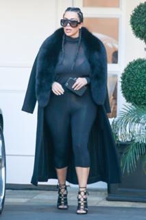 Kim Kardashian feet photo thumbnail