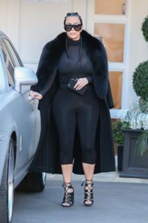Kim Kardashian feet photo thumbnail