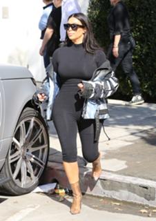 Kim Kardashian feet photo thumbnail