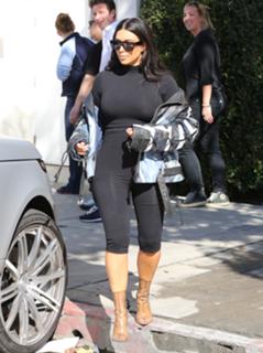 Kim Kardashian feet photo thumbnail