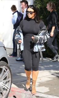 Kim Kardashian feet photo thumbnail