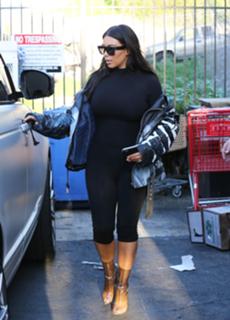 Kim Kardashian feet photo thumbnail