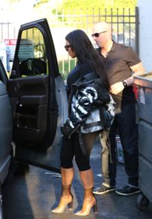 Kim Kardashian feet photo thumbnail