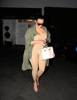 Kim Kardashian feet photo thumbnail