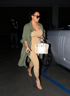 Kim Kardashian feet photo thumbnail