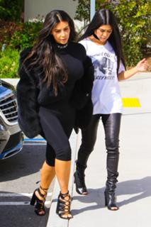 Kim Kardashian feet photo thumbnail