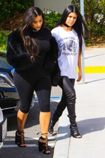 Kim Kardashian feet photo thumbnail
