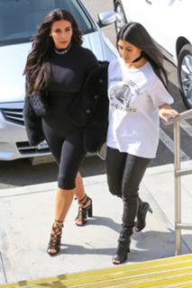 Kim Kardashian feet photo thumbnail
