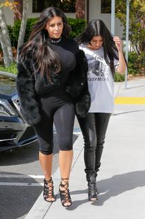 Kim Kardashian feet photo thumbnail