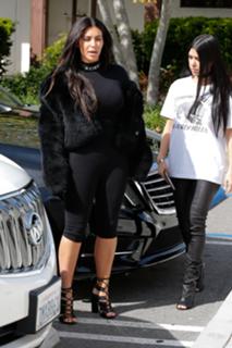 Kim Kardashian feet photo thumbnail