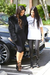 Kim Kardashian feet photo thumbnail