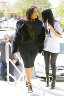 Kim Kardashian feet photo thumbnail