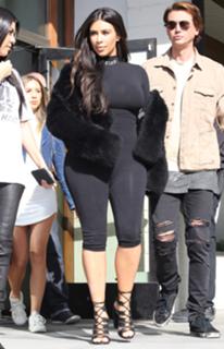 Kim Kardashian feet photo thumbnail