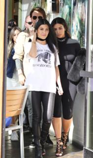 Kim Kardashian feet photo thumbnail