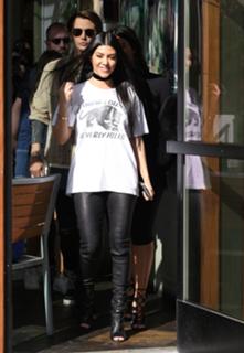 Kim Kardashian feet photo thumbnail