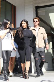 Kim Kardashian feet photo thumbnail