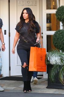 Kim Kardashian feet photo thumbnail