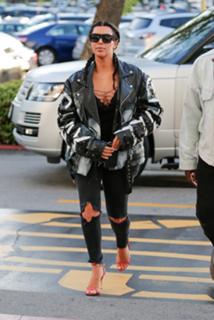 Kim Kardashian feet photo thumbnail