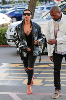 Kim Kardashian feet photo thumbnail