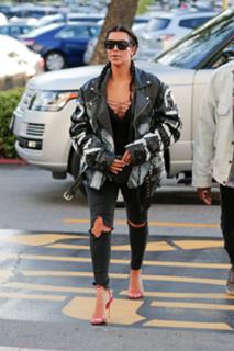 Kim Kardashian feet photo thumbnail