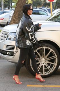 Kim Kardashian feet photo thumbnail