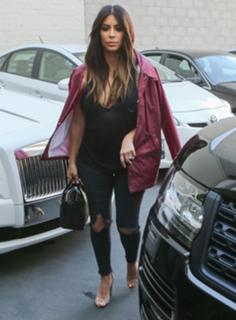 Kim Kardashian feet photo thumbnail