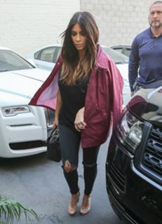 Kim Kardashian feet photo thumbnail