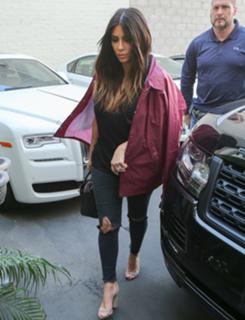 Kim Kardashian feet photo thumbnail