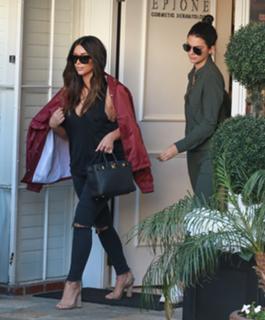 Kim Kardashian feet photo thumbnail