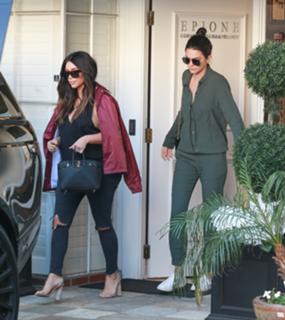 Kim Kardashian feet photo thumbnail