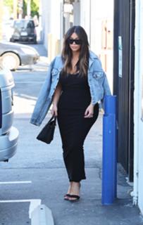 Kim Kardashian feet photo thumbnail