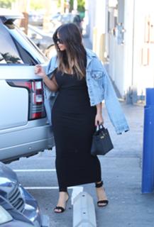 Kim Kardashian feet photo thumbnail