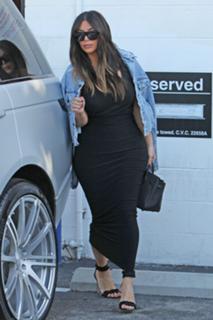 Kim Kardashian feet photo thumbnail