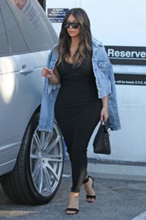 Kim Kardashian feet photo thumbnail
