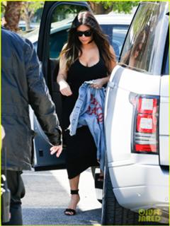 Kim Kardashian feet photo thumbnail