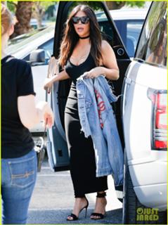 Kim Kardashian feet photo thumbnail