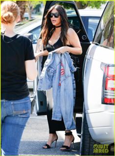 Kim Kardashian feet photo thumbnail