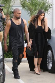 Kim Kardashian feet photo thumbnail