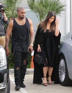 Kim Kardashian feet photo thumbnail