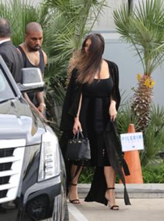 Kim Kardashian feet photo thumbnail