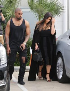 Kim Kardashian feet photo thumbnail