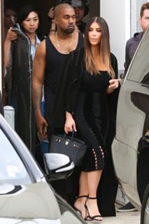 Kim Kardashian feet photo thumbnail